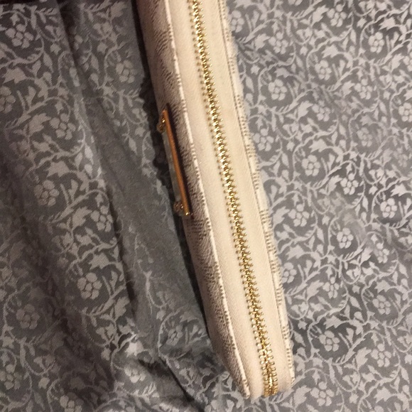 Michael Kors Jetset Vanilla Travel Wallet - Picture 7 of 7